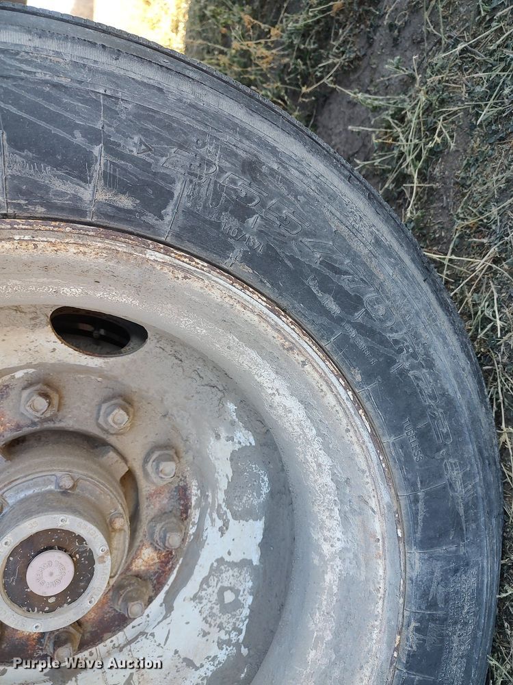 image for item DO3677 1994 Gooseneck  livestock trailer