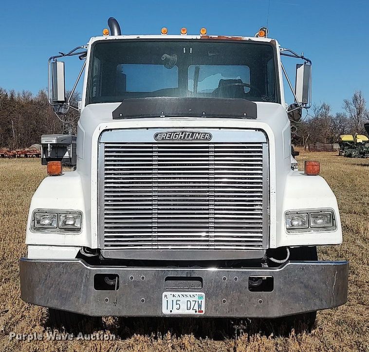image for item DO3679 1987 Freightliner FLC  semi truck