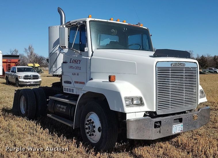 image for item DO3679 1987 Freightliner FLC  semi truck