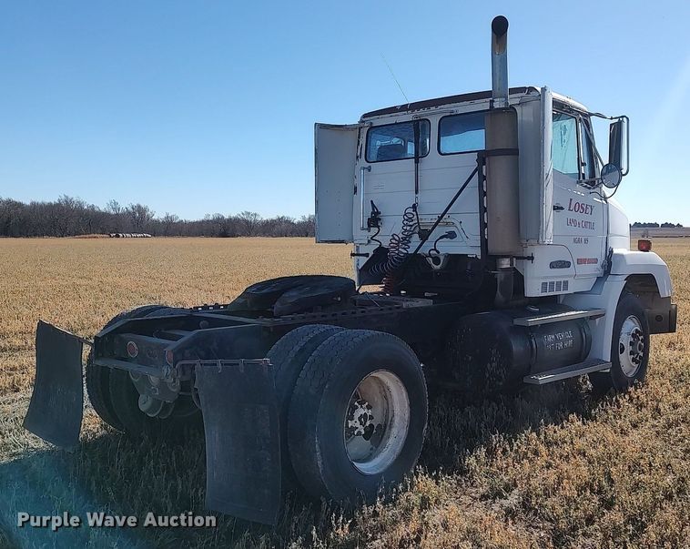 image for item DO3679 1987 Freightliner FLC  semi truck