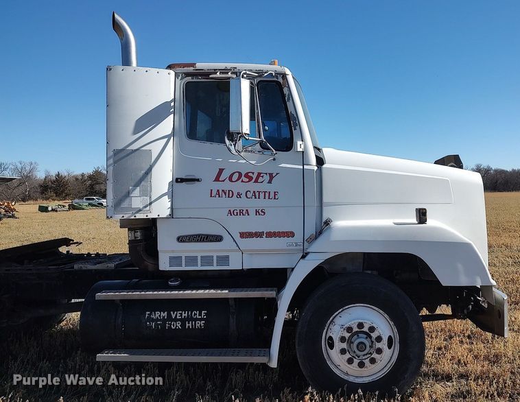 image for item DO3679 1987 Freightliner FLC  semi truck