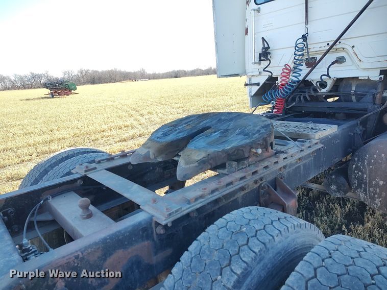 image for item DO3679 1987 Freightliner FLC  semi truck