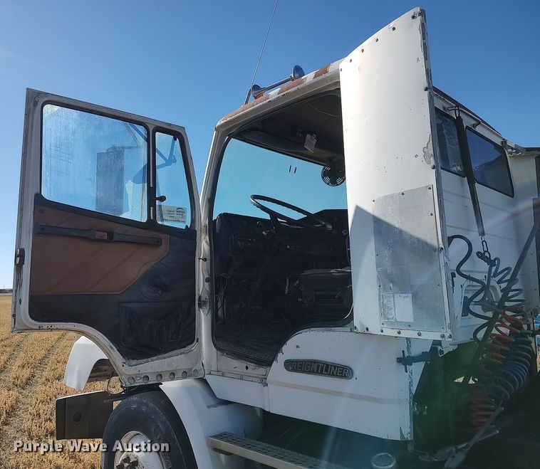 image for item DO3679 1987 Freightliner FLC  semi truck