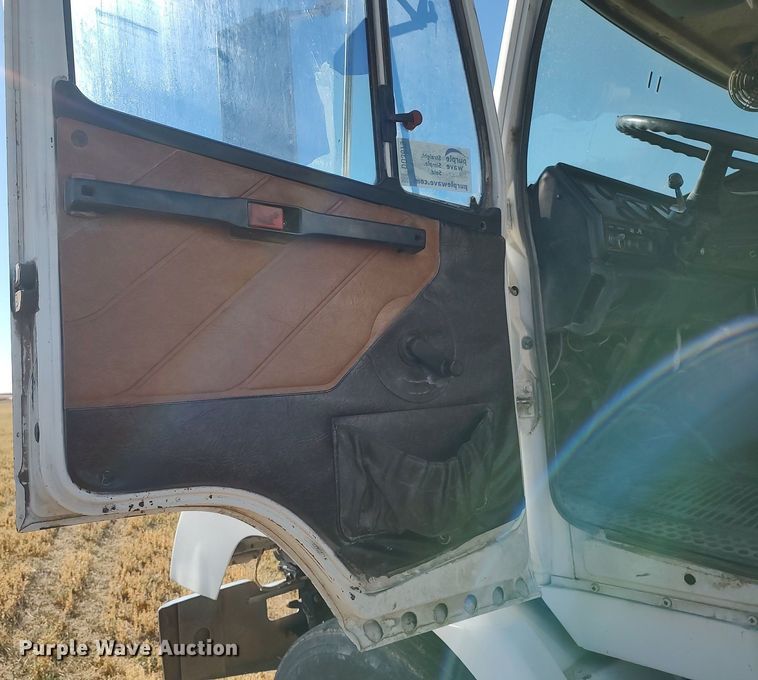 image for item DO3679 1987 Freightliner FLC  semi truck