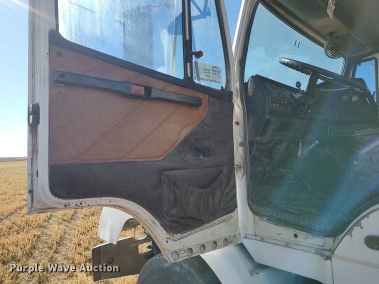 image for item DO3679 1987 Freightliner FLC  semi truck