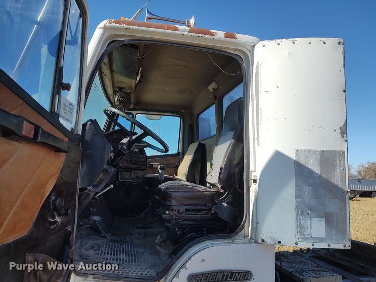 image for item DO3679 1987 Freightliner FLC  semi truck