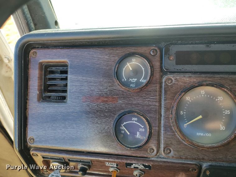 image for item DO3679 1987 Freightliner FLC  semi truck