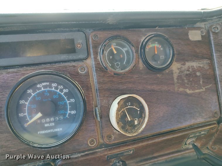 image for item DO3679 1987 Freightliner FLC  semi truck