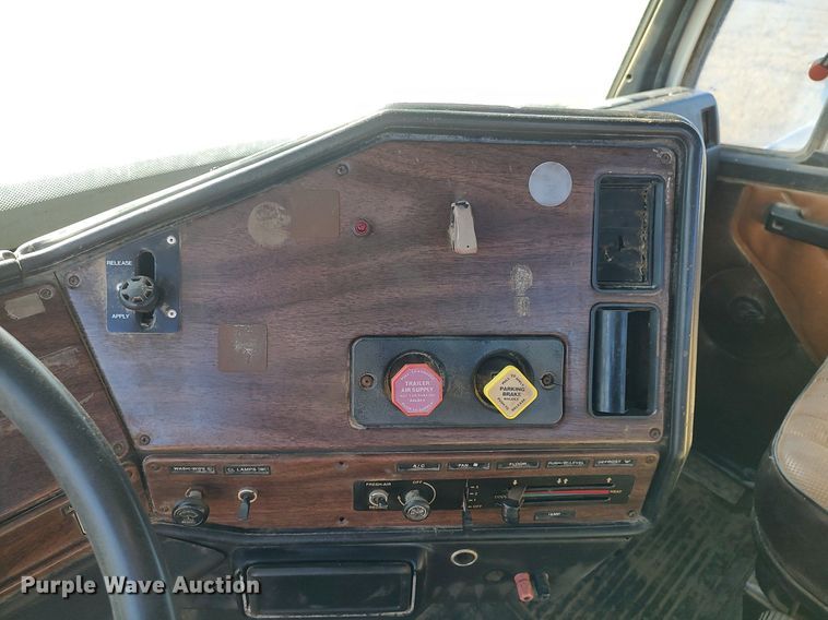 image for item DO3679 1987 Freightliner FLC  semi truck