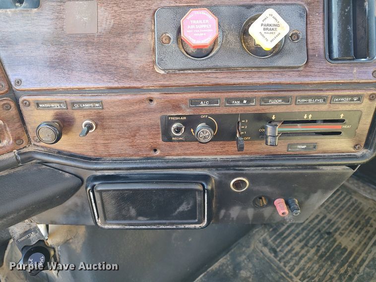 image for item DO3679 1987 Freightliner FLC  semi truck