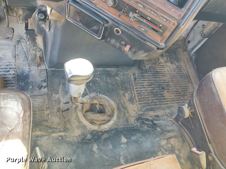 image for item DO3679 1987 Freightliner FLC  semi truck