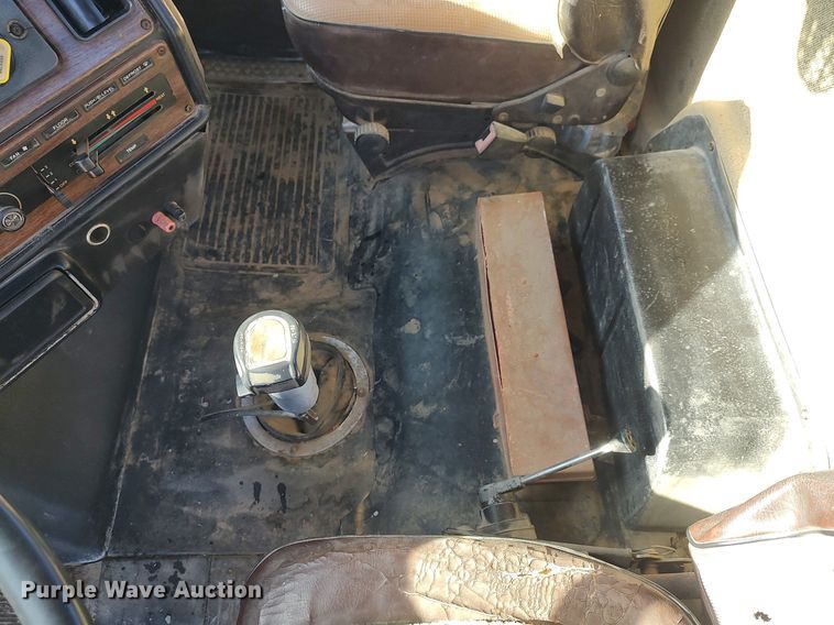 image for item DO3679 1987 Freightliner FLC  semi truck