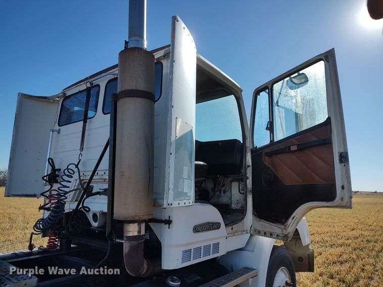 image for item DO3679 1987 Freightliner FLC  semi truck