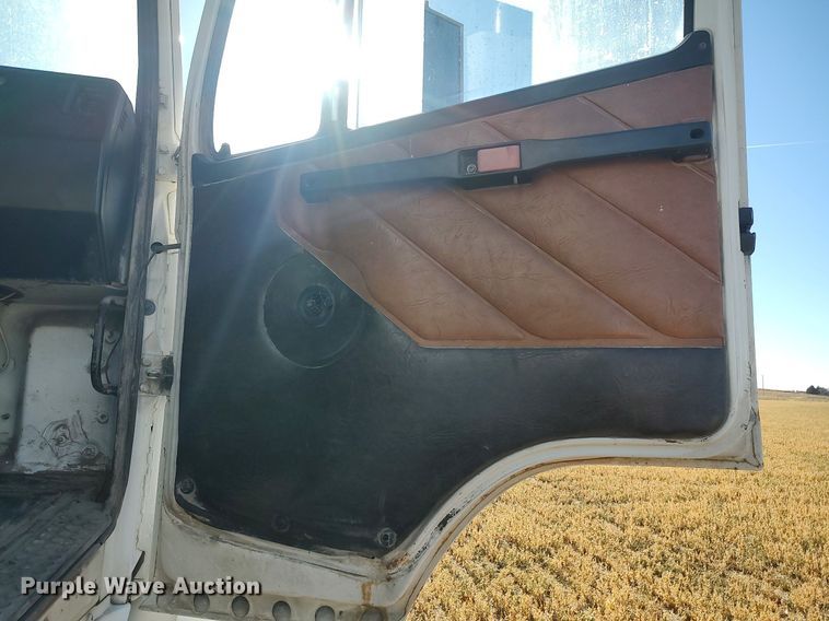 image for item DO3679 1987 Freightliner FLC  semi truck