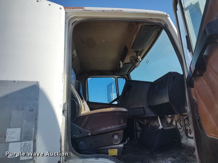 image for item DO3679 1987 Freightliner FLC  semi truck