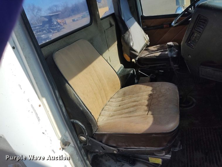 image for item DO3679 1987 Freightliner FLC  semi truck