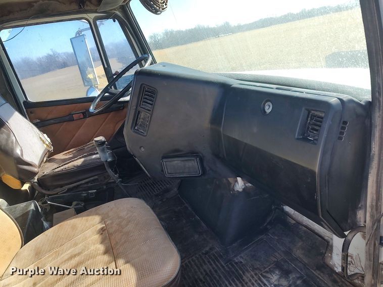 image for item DO3679 1987 Freightliner FLC  semi truck