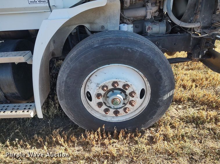 image for item DO3679 1987 Freightliner FLC  semi truck