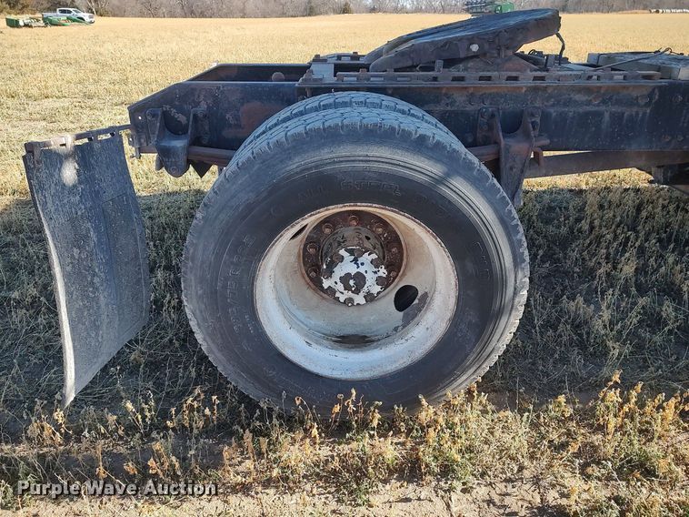 image for item DO3679 1987 Freightliner FLC  semi truck