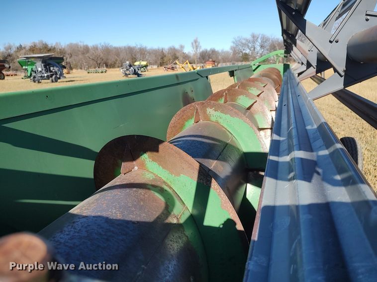 image for item DO3680 1990 John Deere 925  rigid head