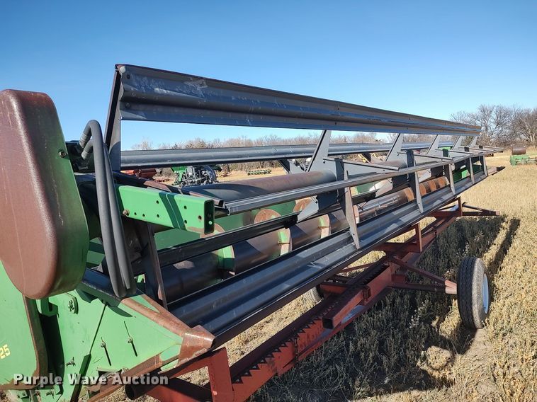 image for item DO3680 1990 John Deere 925  rigid head