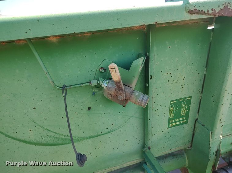 image for item DO3680 1990 John Deere 925  rigid head