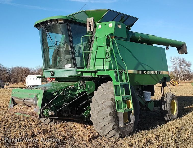 image for item DO3687 1990 John Deere 9400  combine