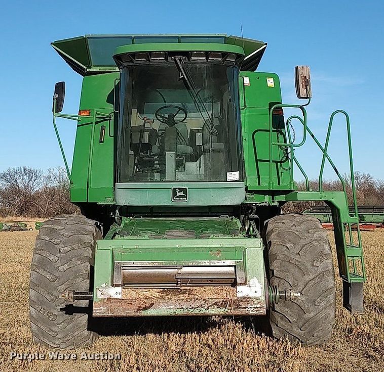 image for item DO3687 1990 John Deere 9400  combine