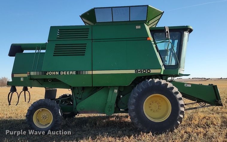 image for item DO3687 1990 John Deere 9400  combine