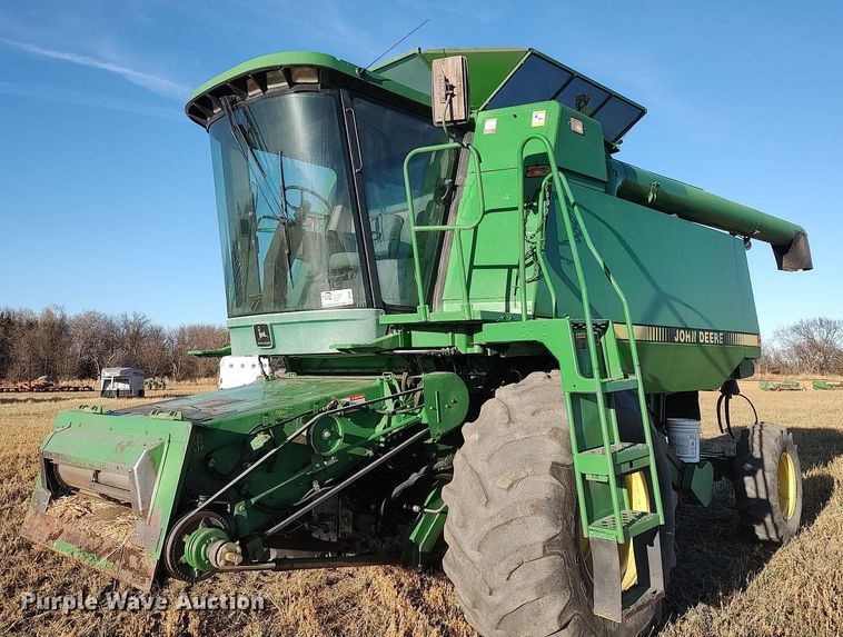 image for item DO3687 1990 John Deere 9400  combine