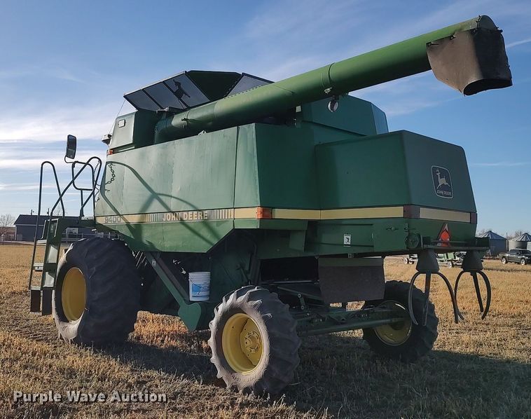 image for item DO3687 1990 John Deere 9400  combine