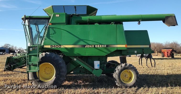 image for item DO3687 1990 John Deere 9400  combine