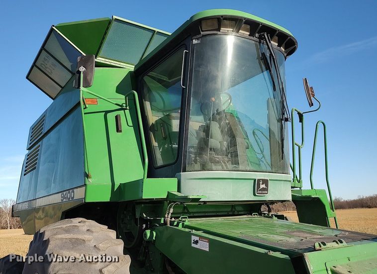 image for item DO3687 1990 John Deere 9400  combine