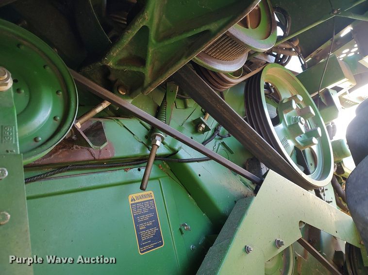 image for item DO3687 1990 John Deere 9400  combine