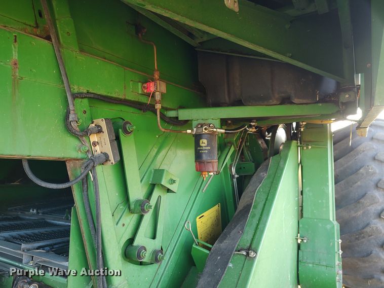 image for item DO3687 1990 John Deere 9400  combine