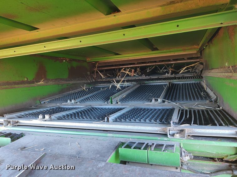 image for item DO3687 1990 John Deere 9400  combine
