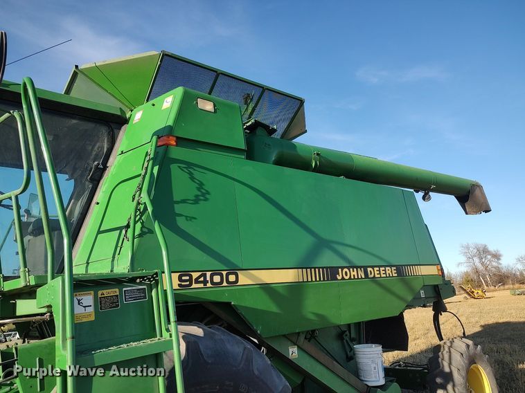 image for item DO3687 1990 John Deere 9400  combine