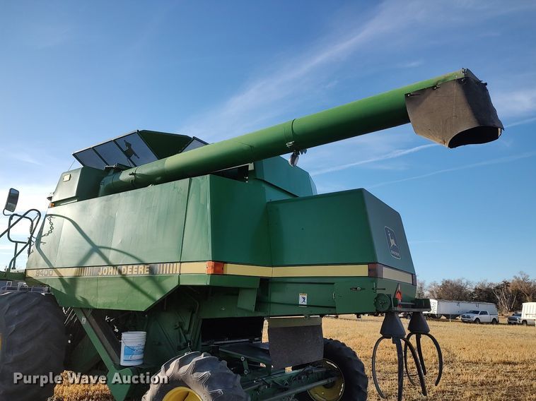 image for item DO3687 1990 John Deere 9400  combine