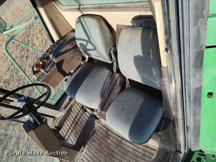 image for item DO3687 1990 John Deere 9400  combine