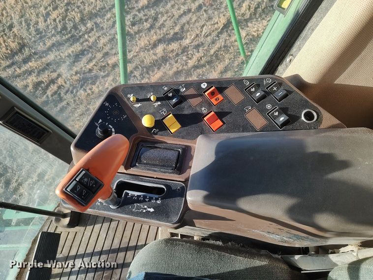 image for item DO3687 1990 John Deere 9400  combine