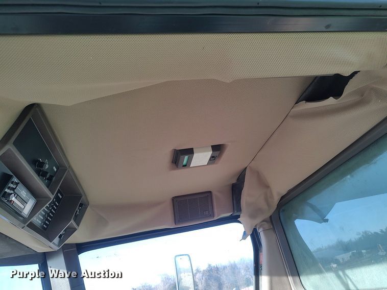 image for item DO3687 1990 John Deere 9400  combine