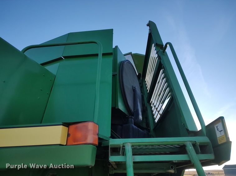 image for item DO3687 1990 John Deere 9400  combine