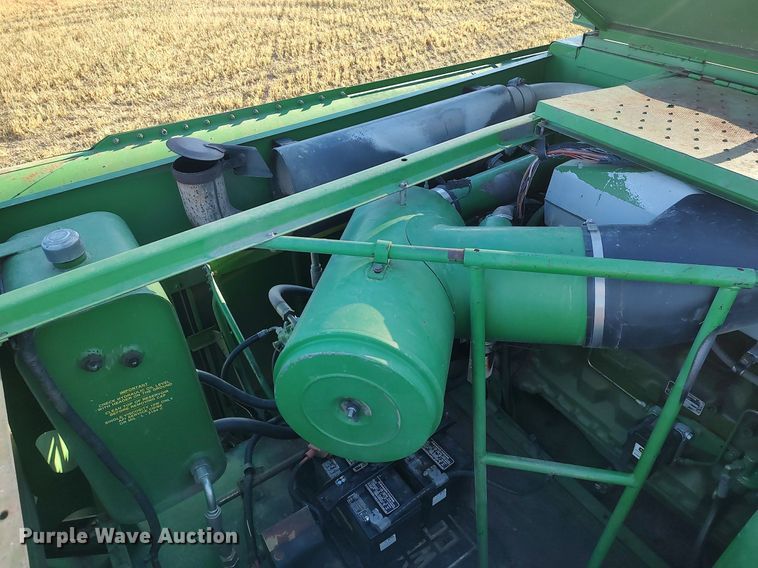 image for item DO3687 1990 John Deere 9400  combine
