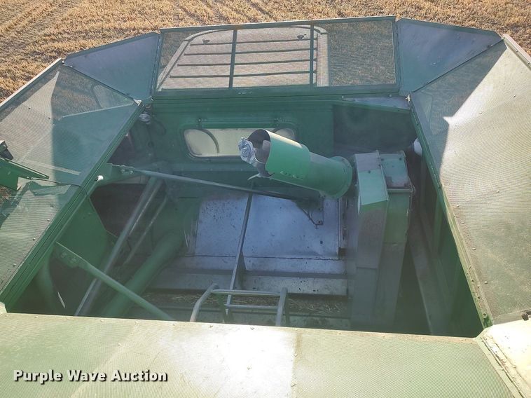 image for item DO3687 1990 John Deere 9400  combine