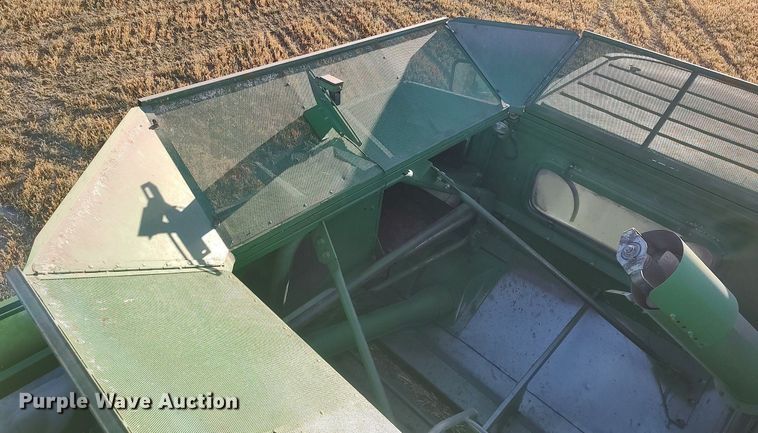 image for item DO3687 1990 John Deere 9400  combine