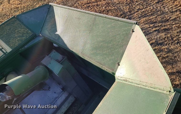 image for item DO3687 1990 John Deere 9400  combine