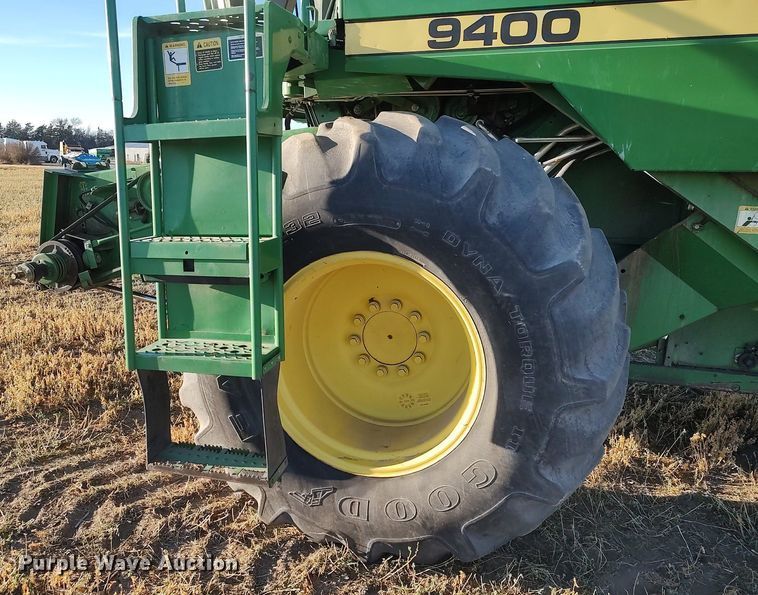 image for item DO3687 1990 John Deere 9400  combine