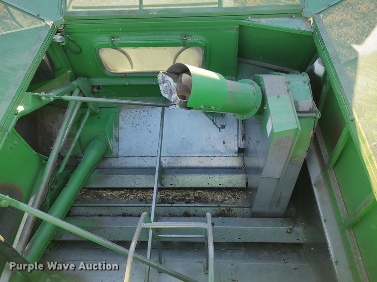 image for item DO3687 1990 John Deere 9400  combine