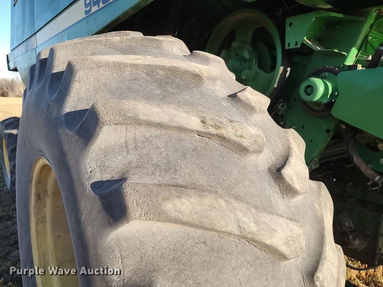 image for item DO3687 1990 John Deere 9400  combine