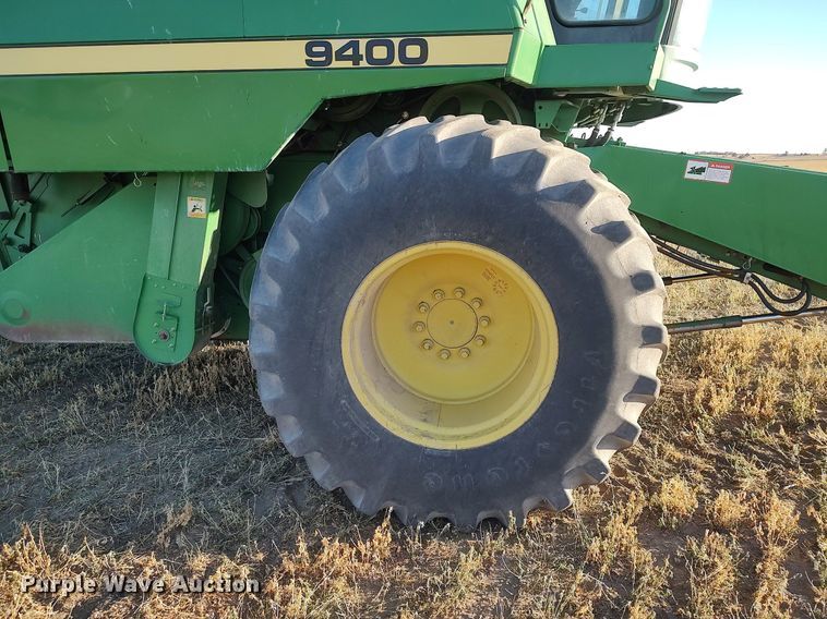 image for item DO3687 1990 John Deere 9400  combine